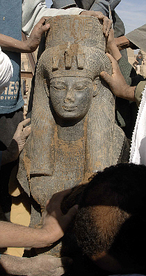statue_of_Egyptian_queen